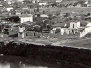 Ο Ξενώνας των Ζαρκινών και κατόπιν υφαντουργείο του Γεωργίου Πατσάλη, κατεστραμμένος από την πυρκαγιά του 1925. Λεπτομέρεια από φωτογραφία του Νικ. Κουρτίδη. 1935 περίπου.