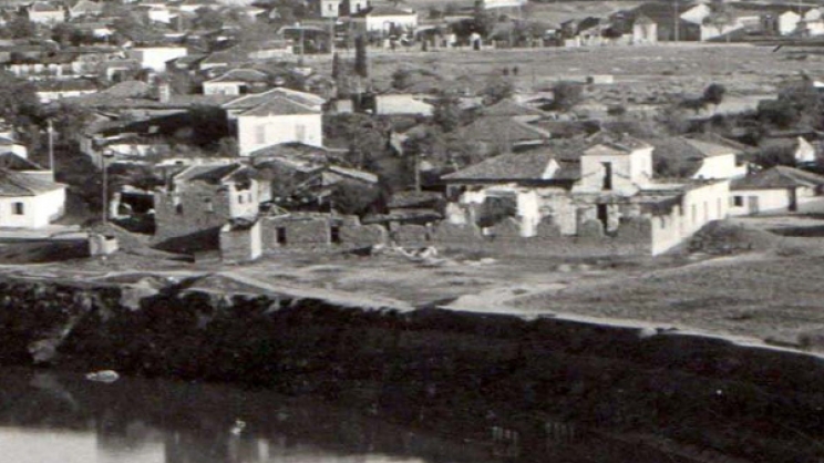 Ο Ξενώνας των Ζαρκινών και κατόπιν υφαντουργείο του Γεωργίου Πατσάλη, κατεστραμμένος από την πυρκαγιά του 1925. Λεπτομέρεια από φωτογραφία του Νικ. Κουρτίδη. 1935 περίπου.