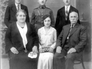 Η οικογένεια Παναγιώτη Πετρόπουλου. Στην κάτω σειρά από αριστερά: Αγγελική (μητέρα) – Πιπίτσα (κόρη) –Παναγιώτης (πατέρας). Στην άνω σειρά: Νικόλαος – επίατρος Κωνσταντίνος – Βασίλειος (γιοί).  Φωτογραφία του 1930 περίπου.