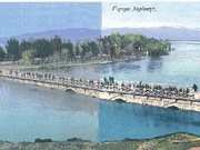 Η τοξωτή γέφυρα της Λάρισας επί του Πηνειού με καλυμμένα  τα πέντε ανοίγματα αριστερά κατά τη μεγάλη πλημμύρα το 1901  (φωτ/φία Δ. Μιχαηλίδη σε καρτ-ποστάλ Στ. Σουρνάρα) (Ρουσκας, σ. 98, Λάρισα 1901)