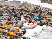 Πλαστικά και αποτσίγαρα πνίγουν τις θάλασσες και τις ακτές μας