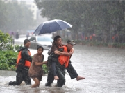 Έξι νεκροί, 10 αγνοούμενοι από τις σφοδρές βροχοπτώσεις στην Κίνα
