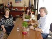 Η κ. Σουρλαντζή με τον αντιδήμαρχο Τυρνάβου κ. Κ. Κουλιό, στην περιφερειακή διευθύντρια κ. Ε. Αναστασοπούλου στη οποία έθεσαν το αίτημα