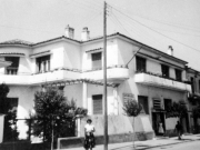 Η κατοικία του ιατρού Νικ. Ράπτου όταν λειτουργούσε ως Πολυκλινική. Φωτογραφία του 1950 περίπου. Αρχείο Θανάση Μπετχαβέ