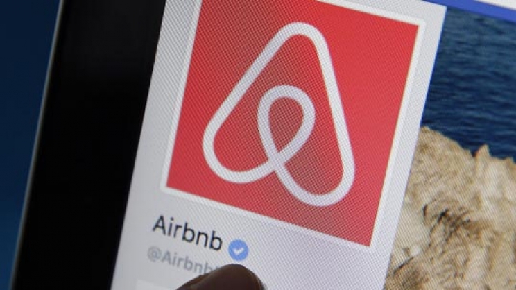 «Καμπάνες» για τα αδήλωτα εισοδήματα από τα Airbnb