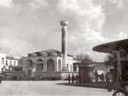 Το Γενί τζαμί μεταπολεμικά, όταν στέγαζε την τοπική Εφορεία Προσκόπων. Επιστολικό δελτάριο του Μίμη Γεντέκου. Περίπου 1950.