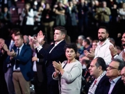 *ΠΟΛΥ ζωηρός στο συνέδριο του ΣΥΡΙΖΑ ο σύζυγος του προέδρου. Χειροκροτούσε, επευφημούσε, στην πρώτη σειρά ο Τάιλερ Μακμπέθ, ανάμεσα στους βουλευτές του κόμματος, δίπλα στον Λαρισαίο Β. Κόκκαλη. Ζ.