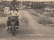 «Easy Rider» με τη «Χάρλεϊ» ο Βασ. Χαρός στους χωματόδρομους της Λάρισας, τη δεκαετία του ΄60