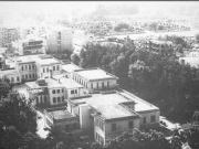 Το 404 Γενικό Στρατιωτικό Νοσοκομείο, φωτογραφημένο από μια ασυνήθιστη οπτική γωνία. Αεροφωτογραφία από το βιβλίο του Γεωργίου Κωνσταντίνου «Η ιστορία των Στρατιωτικών Νοσοκομείων στη Νεότερη Ελλάδα», Θεσσαλονίκη (2009) σελ. 320.