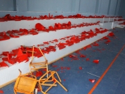 Καταστροφική η μανία των δραστών, που έσπασαν και θρυμμάτισαν όλα τα καθίσματα του κλειστού γυμναστηρίου στο 33ο Δημοτικό Σχολείο