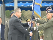 Ο αντιστράτηγος Δημ. Ζερβάκης ενώ παραλαμβάνει τη σημαία της 1ης Στρατιάς