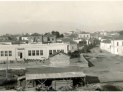 Το κτίριο του Δ’ Δημοτικού Σχολείου και η γύρω περιοχή, όπως φαίνεται από την ταράτσα του Γυμνασίου Αρρένων. Αρχές δεκαετίας 1930. Συλλογή Αντώνη Γαλερίδη