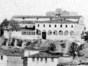 Ο μητροπολιτικός ναός του Αγ. Αχιλλίου και το κτίριο της Επισκοπής. Λεπτομέρεια φωτογραφίας από επιστολικό δελτάριο του Στέφ. Στουρνάρα. Πριν το 1893.