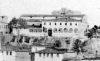 Ο μητροπολιτικός ναός του Αγ. Αχιλλίου και το κτίριο της Επισκοπής. Λεπτομέρεια φωτογραφίας από επιστολικό δελτάριο του Στέφ. Στουρνάρα. Πριν το 1893.