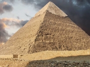 Σάλος με γυμνό ζευγάρι στην Πυραμίδα του Χέοπα