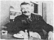 Ο Βασιλάκης ο «Βήτας» σε μια ταβέρνα.  Φωτογραφία από το βιβλίο του Γιώργου Ζιαζιά  «Η Λάρισα από την απελευθέρωση μέχρι το 1950»,  Λάρισα (2004) σελ. 198.