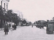 Η οδός των Εξ, όπως ονομαζόταν η σημερινή Κύπρου, στις αρχές της δεκαετίας του 1930. Ο φωτογράφος είναι άγνωστος. Από το αρχείο του Θανάση Μπετχαβέ