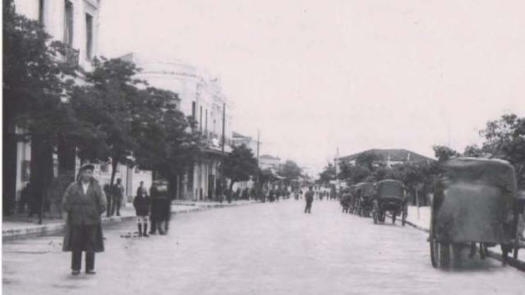 Η οδός των Εξ, όπως ονομαζόταν η σημερινή Κύπρου, στις αρχές της δεκαετίας του 1930. Ο φωτογράφος είναι άγνωστος. Από το αρχείο του Θανάση Μπετχαβέ