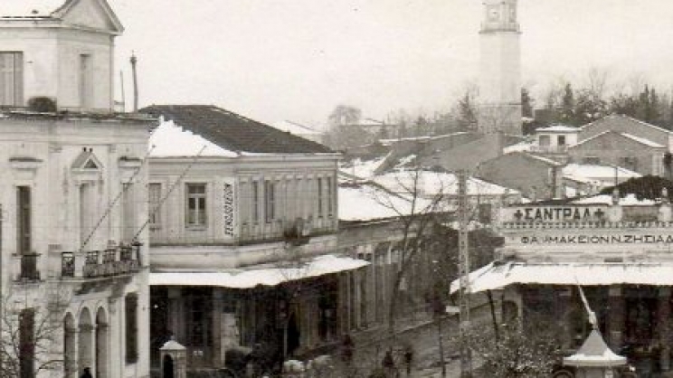Η οδός Ακροπόλεως (Παπαναστασίου) από τη διασταύρωση με την Αλεξάνδρας (Κύπρου), με κατεύθυνση προς βορρά. Φωτογραφία από μια χιονισμένη ημέρα. Περίπου 1935.