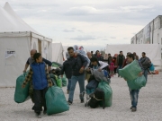 Στη Μάνδρα μεταφέρθηκαν οι πρόσφυγες από τη «ΡΟΚΑ»