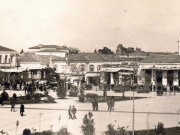 Τα κτίρια της βορειοανατολικής γωνίας της Κεντρικής πλατείας (Θέμιδος) στα τέλη της δεκαετίας του 1920. Λεπτομέρεια από επιστολικό δελτάριο του φωτογράφου Ιωσαφάτ από τον Βόλο. Συλλογή Αντώνη Γαλερίδη.