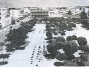 Η Κεντρική πλατεία της Λάρισας στα τέλη της δεκαετίας του 1950. © Θεσσαλικά Χρονικά (Αθήνα 1965), σ. 267.