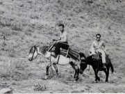1965. Ο Νικόλαος Β. Μπακάλης και ο Αποστόλης Θεόδ. Κυρίτσης (Μποδοσάκης) ανηφορίζοντας στα βουνά του Τυφλοσελίου Τρικάλων από το Καλό Νερό Αρχείο (Κώστα Δήμου).