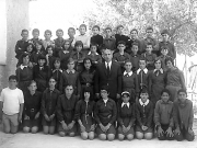 11ο Δημοτικό Σχολείο (Ν. Σμύρνης) Λαρίσης. Αναμνηστική photo των αποφοίτων (τότε 12χρονων, νυν 58χρονων...) της σχολικής χρονιάς 1973-74, με τον δάσκαλο της τάξης κ. Καρακώστα στο κέντρο της photo. Η τάξη τότε ξεπερνούσε τα 40 παιδιά! (Αρχείο Χαράλαμπου Μ. Ανδρεόπουλου) 