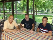 Ο νέος τεχνικός Αθ. Σκουρτόπουλος (στη μέση) με τους κ. Κ. Δασταυρίδη (αριστερά)  και Π. Τέλιο κατά τη χθεσινή συνάντηση στη Λάρισα
