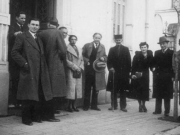 Ο Σωτήριος Σκίπης (στο κέντρο με το καπέλο στο χέρι), με το Διοικητικό Συμβούλιο του &quot;Ομίλου Διανοουμένων και Φιλοτέχνων Λαρίσης&quot;, έξω από τα κτίριο που στέγαζε το Δημαρχείο της πόλης. 16 Φεβρουαρίου 1938. Αρχείο Φωτοθήκης Λάρισας