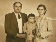 Αιγάνη 1952 – Οικογένεια Βασιλείου και Βάιας Αναστασίου με τον γιο τους Αναστάση (Αρχείο Τάσου Γ. Αναστασίου)