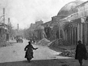 Ο τρούλος του Χαμάμ παραμένει ακέραιος παρά τον σεισμό και τους ανελέητους βομβαρδισμούς του 1941 που είχαν μετατρέψει τη Λάρισα σε ερείπια. Αντίγραφο από διεθνή δημοπρασία. Αρχείο Φωτοθήκης Λάρισας