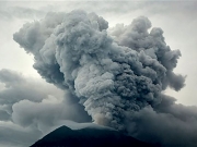 Το ξύπνημα του ηφαιστείου «κρατά» στο Μπαλί Eλληνες τουρίστες
