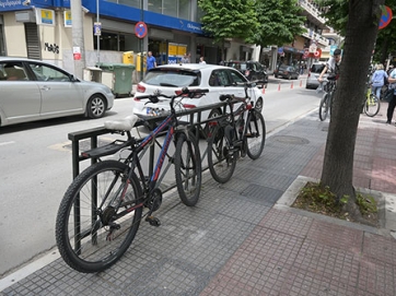 * ΤΟ ότι η Λάρισα χρειάζεται και άλλα ποδηλατοστάσια είναι γεγονός.  Το να σταθμεύει ο ποδηλάτης στη λωρίδα ποδηλατοδρόμου είναι έλλειψη κυκλοφοριακής αγωγής.