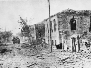 Δρόμος της Λάρισας αρχές Απρίλη 1941- πιθανότατα η οδός Αγιάς - μετά τους ιταλικούς βομβαρδισμούς, τον μεγάλο σεισμό και τους γερμανικούς βομβαρδισμούς. Φωτογραφία του Βρετανικού Στρατού, κατά την υποχώρησή του