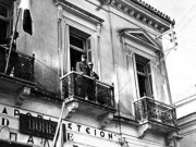 20 Ιουνίου 1917. Ο Γγάλλος στρατηγός Sarrail, διοικητής των συμμαχικών δυνάμεων της Αντάντ, στον εξώστη του κτιρίου Κατσαούνη, χαιρετά το συγκεντρωμένο πλήθος στην Κεντρική πλατεία Θέμιδος. Αρχείο Φωτοθήκης Λάρισας