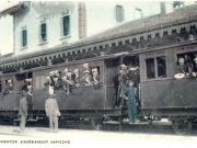 Μαθητές του Διδασκαλείου Λάρισας με τις ομοιόμορφες στολές τους, στα βαγόνια του Θεσσαλικού Σιδηροδρόμου που θα τους μεταφέρουν στα Λεχώνια για αναψυχή. Επιστολικό δελτάριο των Πάλλη και Κοτζιά. 1902. 
