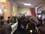 Διαδηλωτές εισέβαλαν με πλακάτ στο αρχηγείο του Τραμπ