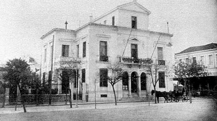 Το προπολεμικό κτίριο του τοπικού υποκαταστήματος της Εθνικής Τράπεζας. Επιστολικό δελτάριο άγνωστου εκδότη. Δεκαετία του 1920. Αρχείο Αχιλλέα Καλτσά