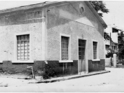 Το κτίριο των ηλεκτρικών εγκαταστάσεων του ΟΥΗΛ, στη θέση όπου σήμερα έχει κατασκευαστεί το ημιτελές Θέατρο του ΟΥΗΛ. Φωτογραφία του 1990. Από το αρχείο του Βαγγέλη Ρηγόπουλου μέλους της Φωτοθήκης Λάρισας.