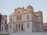 Ο Ιερός Ναός της Κοίμησης της Θεοτόκου είναι η Μητρόπολη της πόλεως του Αμπελώνα