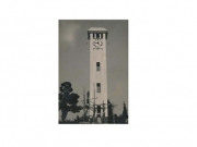 Το μεταπολεμικό ρολόι της Λάρισας κατά το τελευταίο στάδιο της κατασκευής του. Φωτογραφία του 1952. Αρχείο Φωτοθήκης Λάρισας