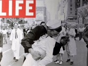 Η θρυλική φωτογραφία που δημοσιεύτηκε στο περιοδικό Life έγινε ένα από τα σύμβολα της λήξης του Β&#039; Παγκοσμίου Πολέμου