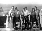 Ιούλιος του 1962, Λίνδος, Ρόδος. Μήνας του μέλιτος για τα νεόνυμφα ζευγάρια της Λάρισας, Γιώργος Βασιλάκης και Ευαγγελία Λαβούτα και Λάκης Γιαγλάρας και Έφη Κορωναίου. Στο καράβι για Λίνδο συνταξιδέψανε με τη Σούλη Σαμπάχ, όπου θα κατέβαινε για γύρισμα ταινίας στην Κω.  Ο εξ αριστερών ήταν εξ Αμερικής, που επισκέφθηκε την Ελλάδα για να παντρευτεί Λαρισαία και πήρε τα ζευγάρια με το αμάξι του ημερήσια εκδρομή στη Λίνδο.