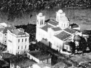 Ο Μητροπολιτικός ναός του Αγ. Αχιλλίου και απέναντί του η τριώροφη κατοικία του Ιωάννη Βελλίδη. Λεπτομέρεια φωτογραφίας του 1929.