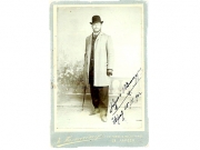 Ο Ιούλιος Ι. Βιανέλλι με την υπογραφή του,  πάνω σε φωτογραφία του Ιωάννη  Παντοστόπουλου. Χρονολογία 25 Μαρτίου  1902. Από το αρχείο του Αχιλλέα Καλτσά.