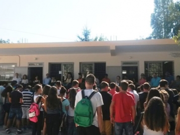 Γρεβενά: Με πρωτοβουλία μαθητών 90 σχολεία από την Ευρώπη συλλέγουν ρούχα για τους πρόσφυγες