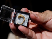Χρυσό σκουλαρίκι από την εποχή του Μ. Αλεξάνδρου