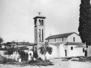 Ο πρόχειρος ναός του Αγ. Αθανασίου, ο οποίος αντικατέστησε τον καταστραφέντα από τον σεισμό του 1941 παλαιό ναό. Λειτούργησε μέχρι το 1987 όταν εγκαινιάσθηκε ο σημερινός μεγαλοπρεπής ναός. Από το βιβλίο «Λάρισα» των Βασ. Βουτσιλά και Μιχαήλ Αβραμόπουλου. Φωτογραφία του 1960 περίπου