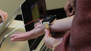 Τεχνολογία: «Έξυπνο» βραχιόλι ρυθμίζει τη θερμοκρασία του σώματος